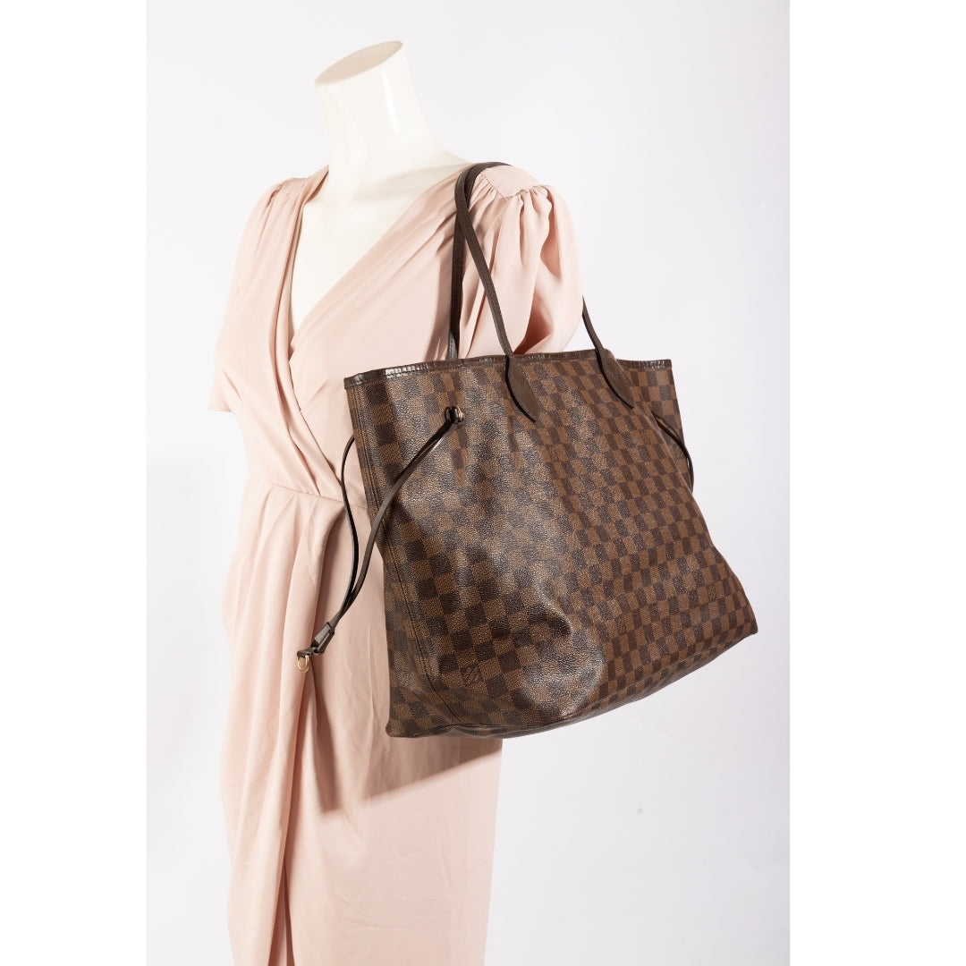 Louis Vuitton Monogram Neverfull MM tote bag