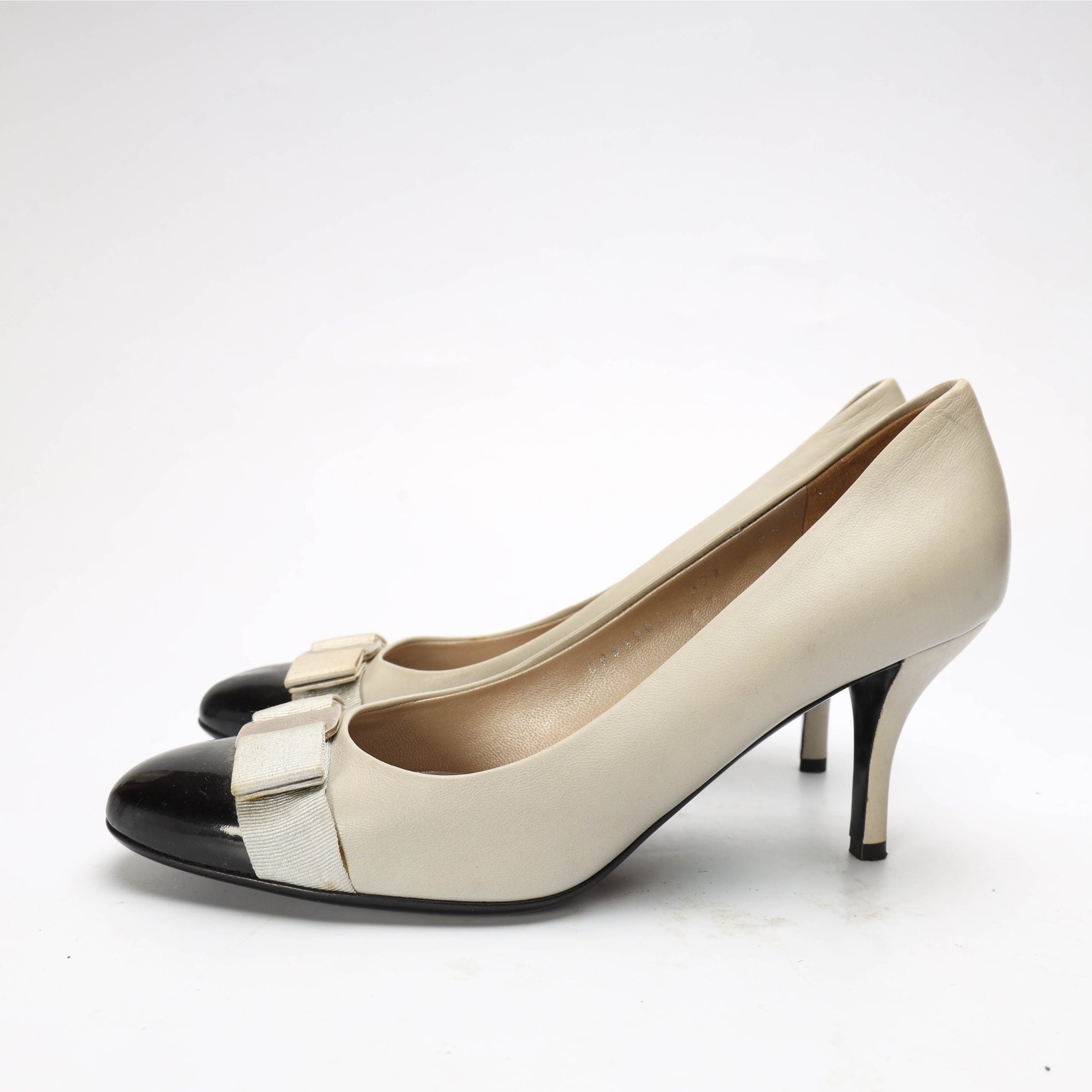 Salvatore Ferragamo Beige/Black Vara Bow Pumps