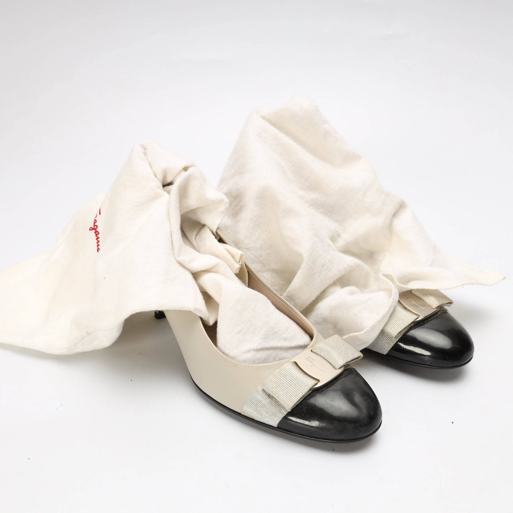 Salvatore Ferragamo Beige/Black Vara Bow Pumps